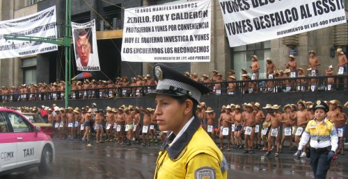 MALE PROTESTORS IN MX CTY 9.15.500